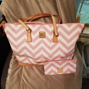 DONNEY & BOURKE PINK CHEVRON ZIPPERED TOTE